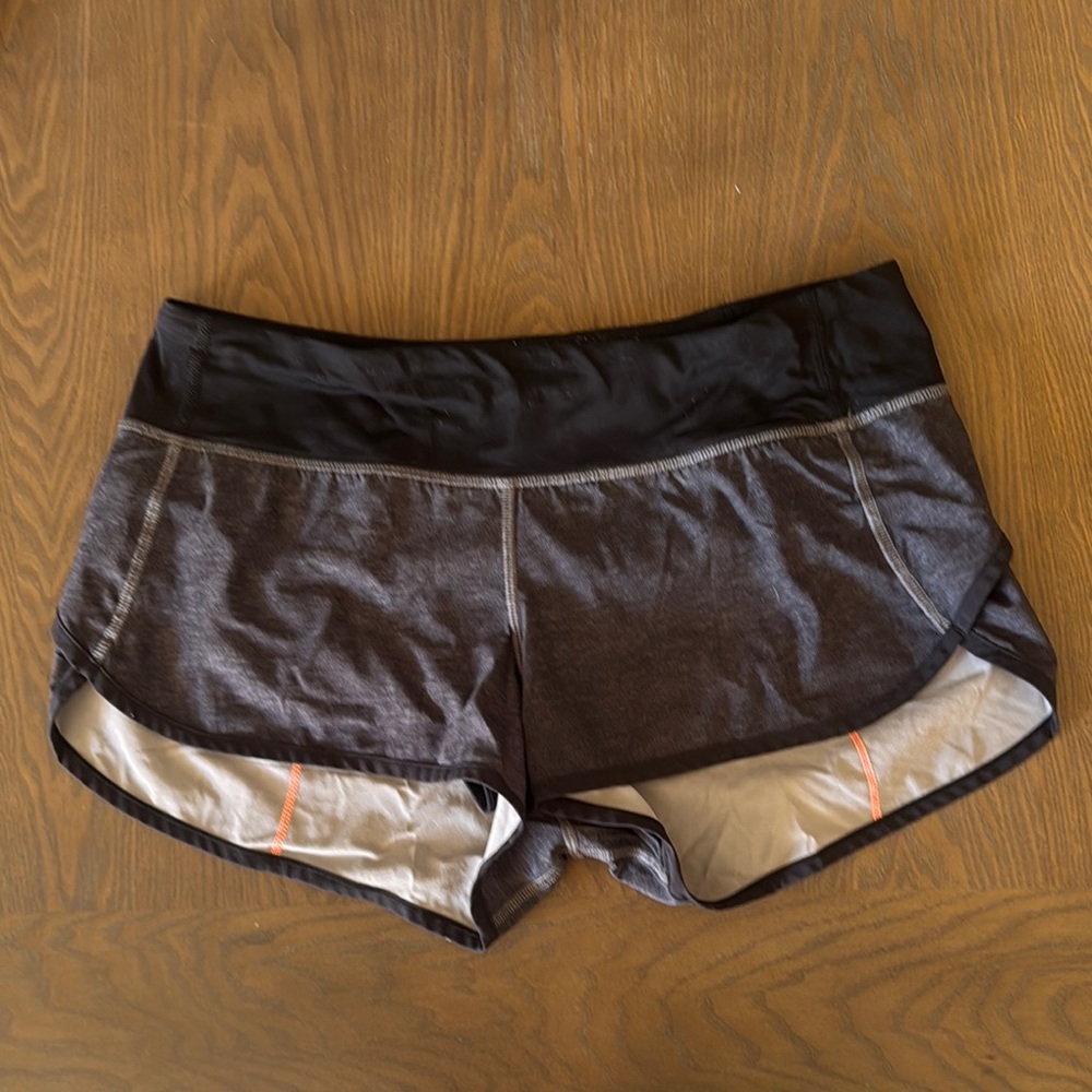 🍋Lululemon Women's Black and Gray 2.5” Shorts